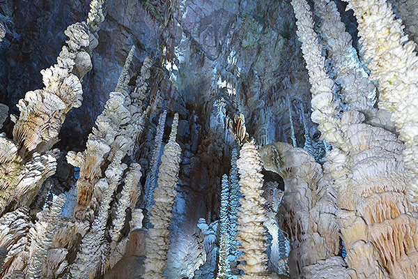 formation-grotte-stalagmites-aven-armand